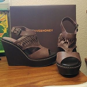 NIB HIVE & HONEY Woman's Wedge Platform Sandals